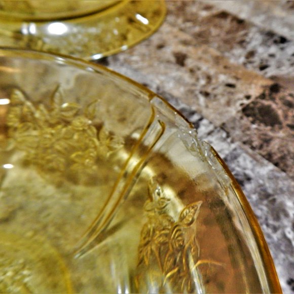 Vintage Depression Glass - Picture 9 of 9